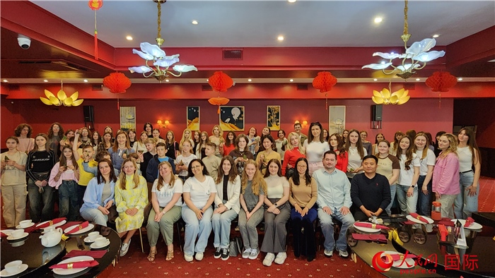 “慶端午學(xué)中文”活動全體合照。人民網(wǎng)記者蔡子暢攝