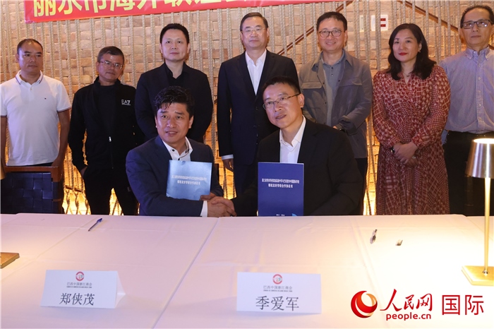 浙江省青田華僑實(shí)驗高級中學(xué)與巴西里約中國國際學(xué)校在座談會上締結(jié)為友好學(xué)校，青田縣人民政府僑務(wù)辦公室主任季愛軍和擔(dān)任巴西里約中國國際學(xué)校董事長的鄭俠茂作為代表簽署協(xié)議。 人民網(wǎng)記者 時元皓攝