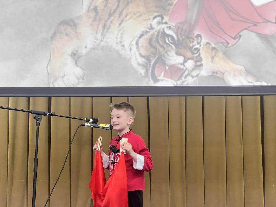 一航表演快板《武松打虎》。布加勒斯特大學孔子學院供圖