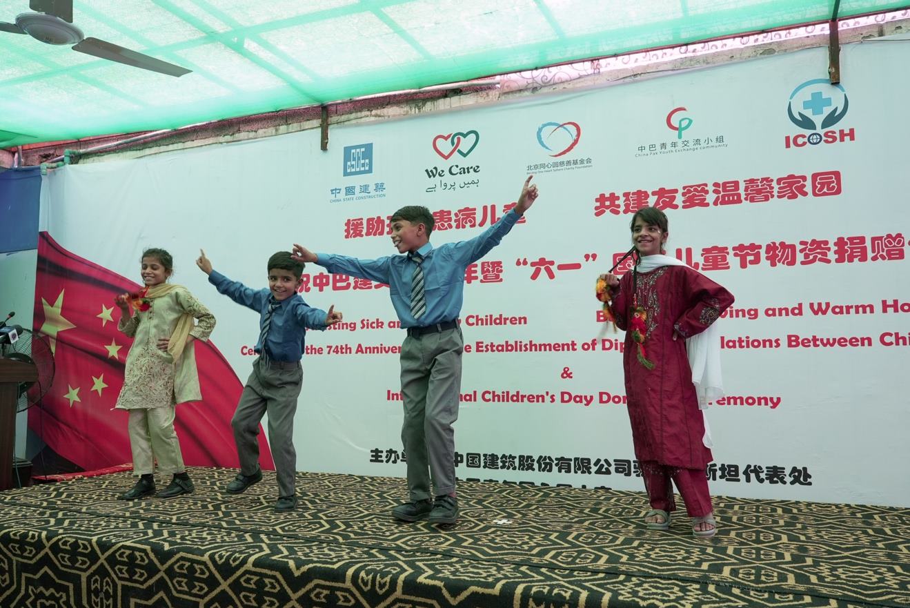 受捐孤兒在活動(dòng)現(xiàn)場(chǎng)表演自己創(chuàng)作的舞蹈節(jié)目。瓦加斯·阿赫邁德攝