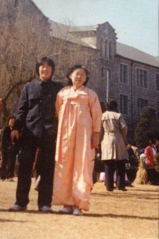 1982年，李在明身著校服，與母親一起參加大學(xué)開學(xué)典禮。圖片來源：李在明競(jìng)選團(tuán)隊(duì)