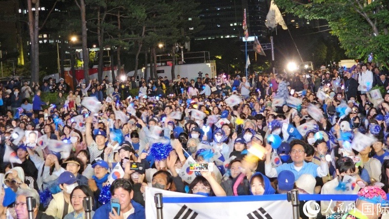 當?shù)貢r間4日凌晨，李在明支持者們聚集在國會前等待計票結(jié)果。人民網(wǎng) 柳美鉉攝