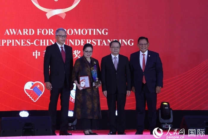 菲律賓前參議員許爾琦榮獲“終身成就獎”。人民網(wǎng)記者 樊帆攝