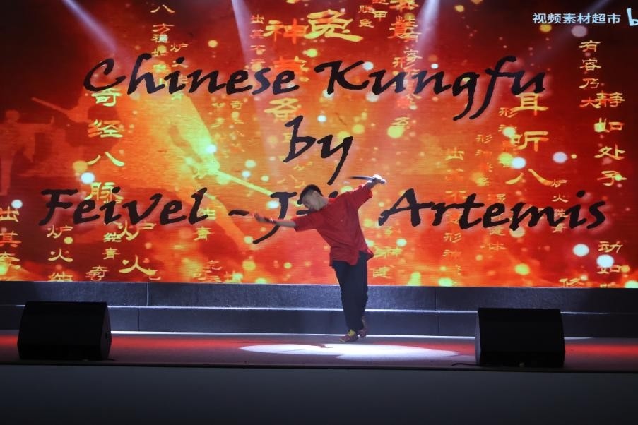 恩星學(xué)校中學(xué)部學(xué)生表演武術(shù)。哈山努丁大學(xué)孔子學(xué)院供圖